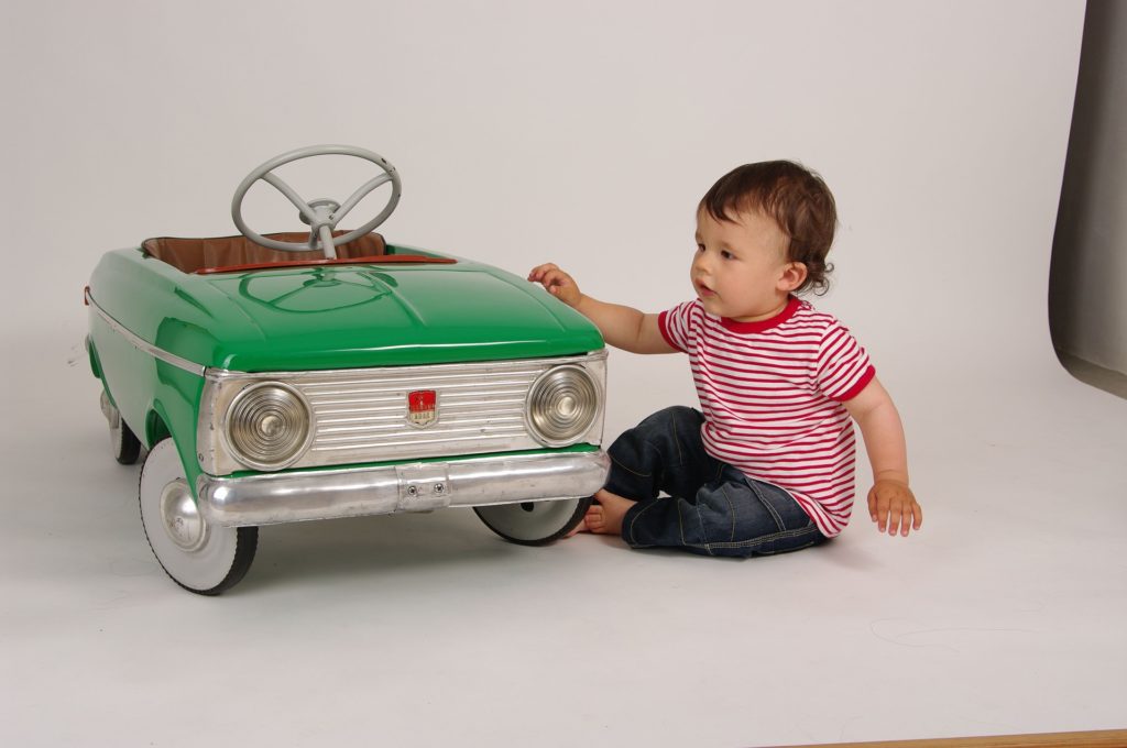 niño en coche